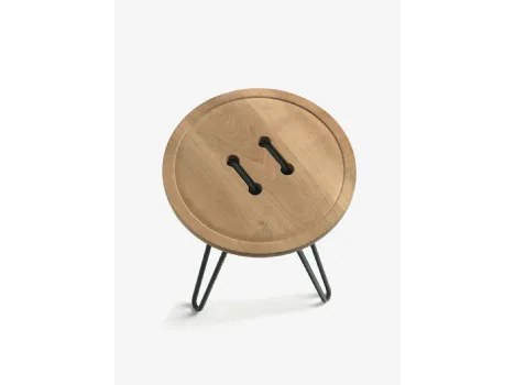 Tavolino Button con top in legno massello a forma di bottone gigante infilato da grossi fili ritorti in ferro di Riva1920