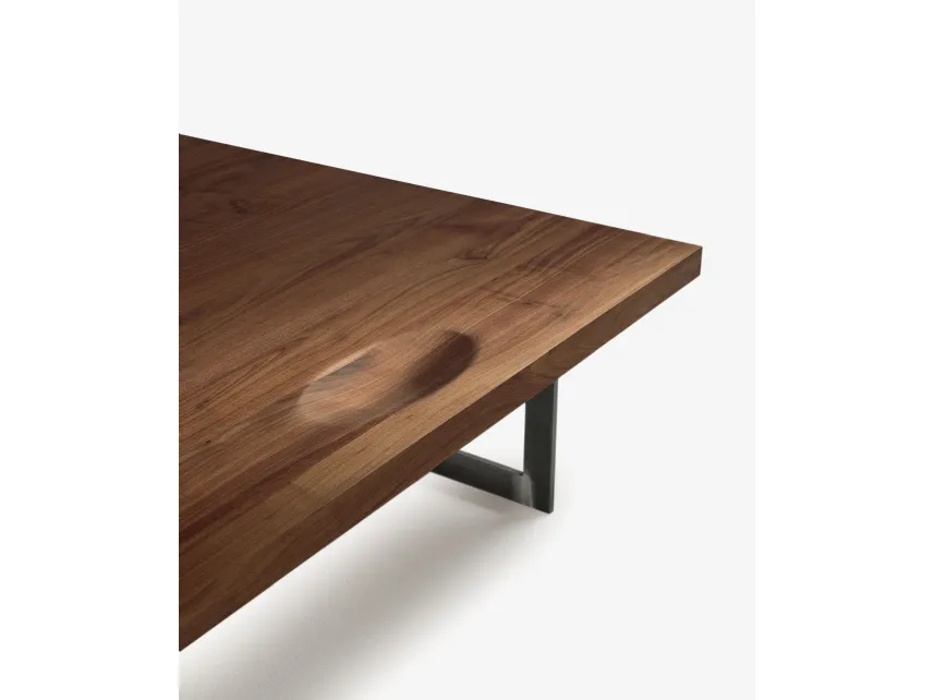 Tavolino Irony con top in legno massello dotato di fresata portaoggetti di Riva1920