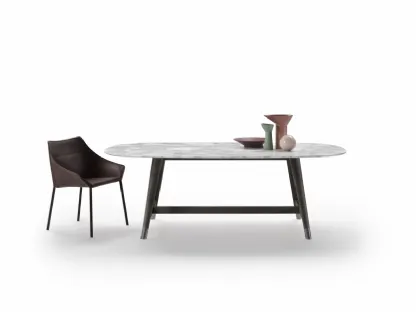 Tavolo Desco con piano in marmo e gambe in legno massello di Flexform