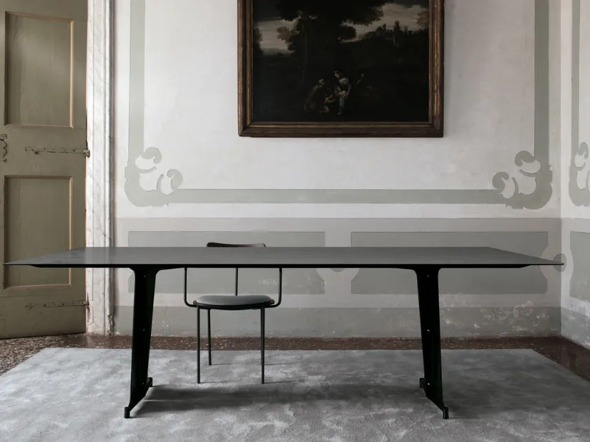 Tavolo rettangolare con top in HPL cemento Portland grigio, telaio e terminali in acciaio nero T10 di Extendo