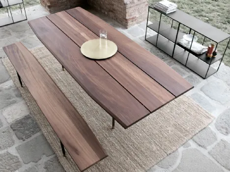 Tavolo outdoor con top in legno massiccio iroko, telaio in acciaio nero e terminali ottone scuroT8  di Extendo