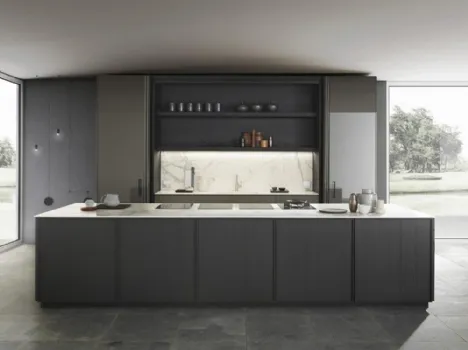 Cucina Design con isola Frame finitura impiallacciato Rovere Fumo e laccato lucido Grey con top in Gres Syros di Modulnova