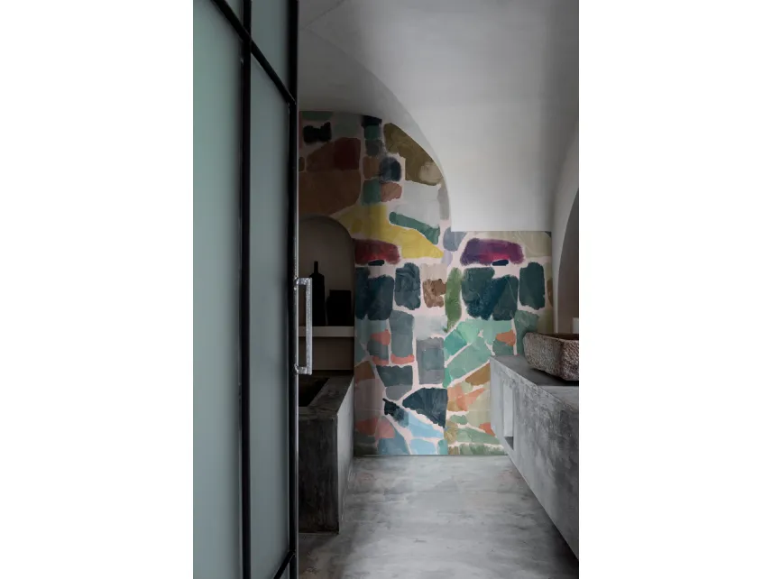 Carta da parati impermeabile da interno Dedalo con grafica geometrica ispirata all'estetica urbana di Wall&Decò