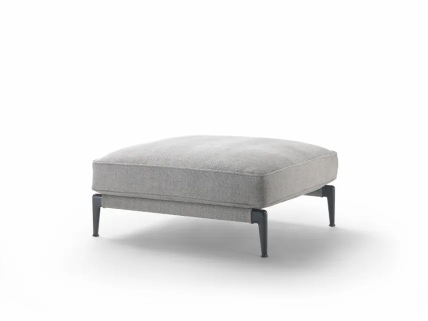 Pouf Adda in tessuto imbottito e piedini in alluminio di Flexform