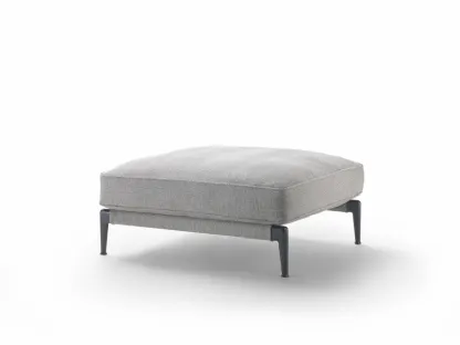Pouf Adda in tessuto imbottito e piedini in alluminio di Flexform