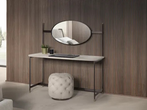 Scrittoio Iron in metallo antracite con top rivestito in pelle Nabuk color sabbia di Conte