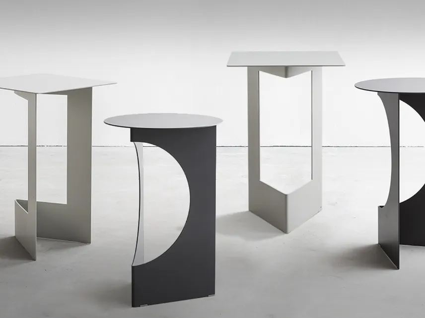 Tavolino di design realizzato con una lastra di metallo laccato Duetto di Pianca