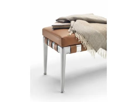 Pouf Gregory in pelle con base in metallo di Flexform