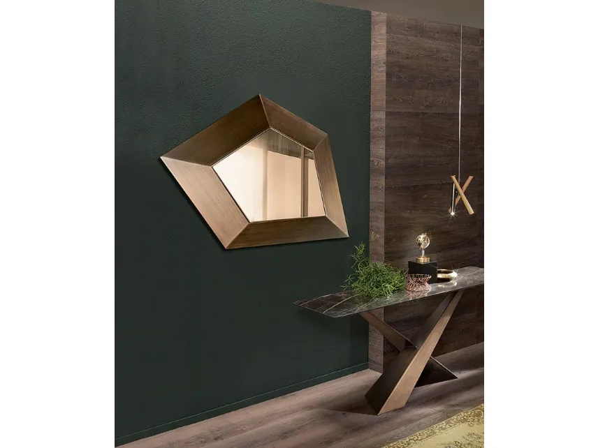 Specchio pentagonale tridimensionale con superfici inclinate finitura ottone City Life di Riflessi