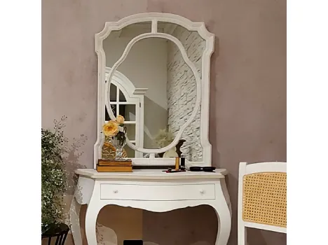 Specchio sagomato Febe in agglomerato, finitura White Vintage lavorato a mano di Dialma Brown