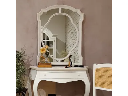 Specchio sagomato Febe in agglomerato, finitura White Vintage lavorato a mano di Dialma Brown