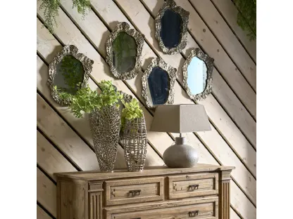 Specchio sagomato Juventas con cornice in alluminio fuso a terra color Antique Brass, lavorato a mano di Dialma Brown