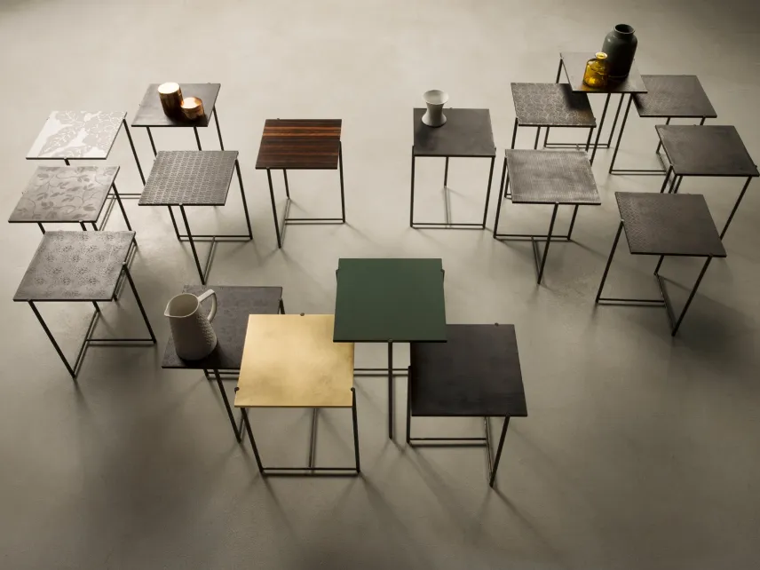 Tavolino Mini con struttura in metallo e top in materico, legno e laccato di Capo d'Opera