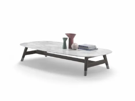 Tavolino Desco con top in marmo bianco di Carrara e base in legno massello di Flexform
