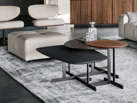 Tavolino Kumo con base in metallo e top in ceramica, legno o metallo di Bonaldo