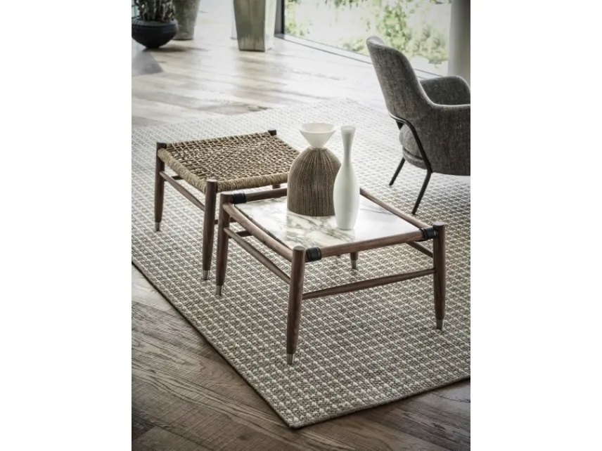 Tavolino Tessa in legno massello con top in marmo o in cordino intrecciato di Flexform