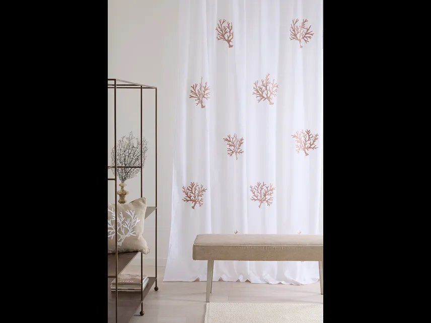 Tenda Corallomania con coralli ricamati su lino di Mastro Raphael