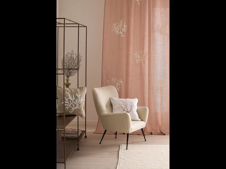 Tenda Corallomania con coralli ricamati su lino di Mastro Raphael