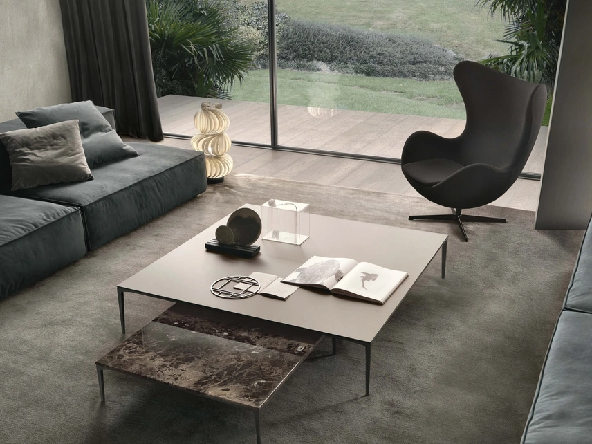 Tavolino quadrato Tray in marmo o laccato di Rimadesio