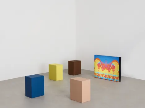 Tavolino seduta Unus realizzato in MDF e rifinito tramite applicazione manuale di resine spatolate a mano di Desalto