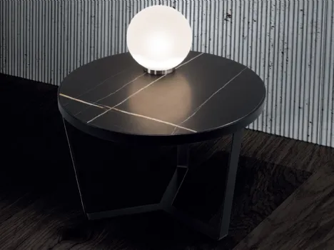 Tavolino rotondo con top in marmo e struttura in metallo Versailles di Conte