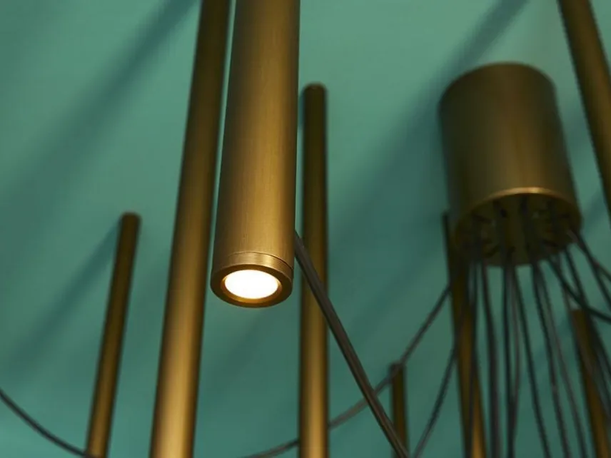 Lampada in metallo reinterpretativa del classico chandelier Ari di Fabbian