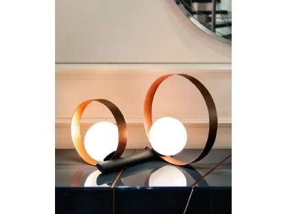 Lampada Bubble Duo DT da Tavolo formata da due anelli metallici di diversa dimensione e da due bulbi in vetro bianco satinato di Riflessi