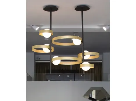 Lampada a sospensione Bubble S formata da tre anelli in metallo verniciato in tre diverse dimensioni e da tre bulbi in vetro bianco satinato di Riflessi