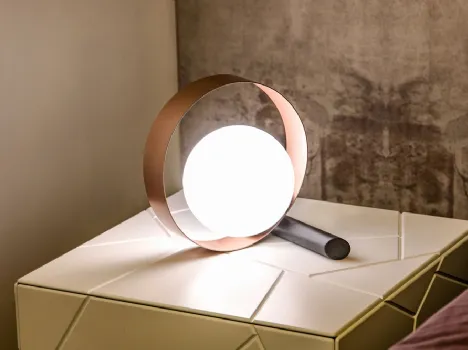 Lampada Bubble da Tavolo da un anello metallico verniciato e da un bulbo in vetro bianco satinato di Riflessi