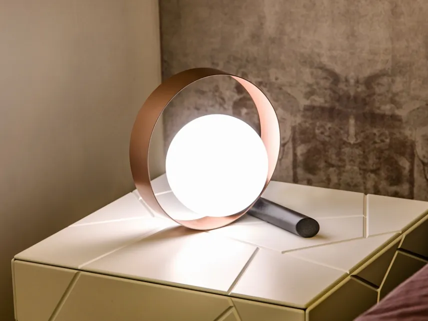 Lampada Bubble da Tavolo da un anello metallico verniciato e da un bulbo in vetro bianco satinato di Riflessi