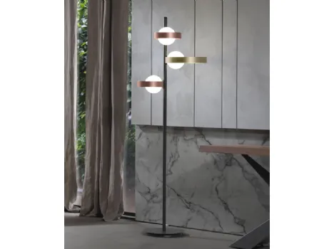 Lampada Bubble da Terra formata da tre anelli in metallo verniciato e tre bulbi in vetro bianco satinato di Riflessi
