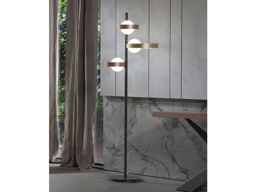 Lampada Bubble da Terra formata da tre anelli in metallo verniciato e tre bulbi in vetro bianco satinato di Riflessi