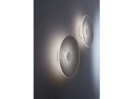 Lampada da parete Spin Bo in plexiglass e alluminio di Fabbian