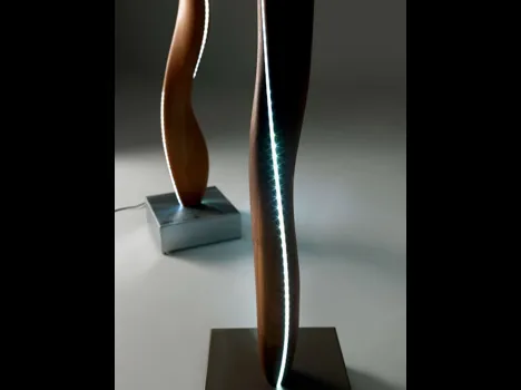 Lampada Fiamma Lamp dal design scultoreo interamente realizzata in legno massello con basamento in ferro di Riva1920