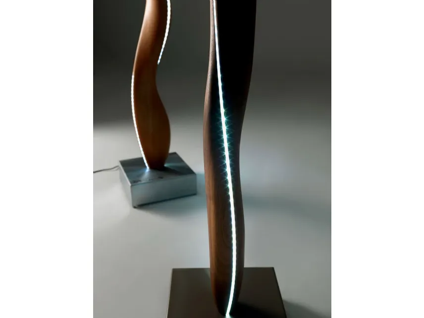 Lampada Fiamma Lamp dal design scultoreo interamente realizzata in legno massello con basamento in ferro di Riva1920