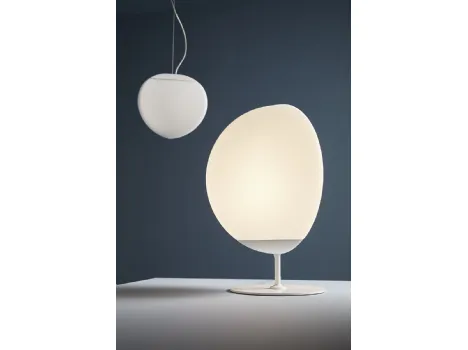 Lampada da tavolo Fruitfull in vetro soffiato bianco acidato di Fabbian