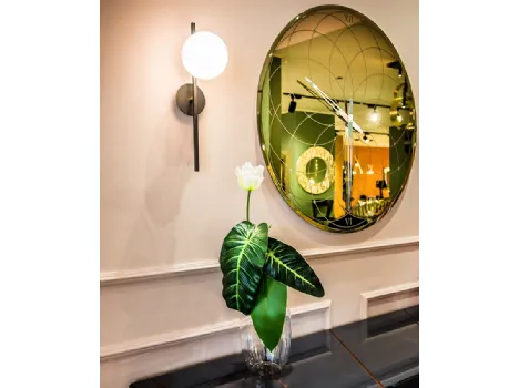 Lampada da parete Meridian Applique in metallo con bulbo in vetro bianco satinato di Riflessi