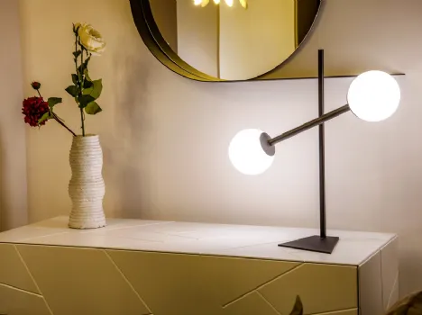Lampada Meridian da Tavolo in metallo con due bulbi in vetro bianco satinato di Riflessi