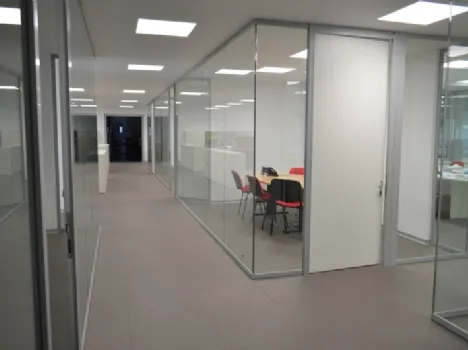 Parquet sopraelevato in laminato e wood composite Nadura Bauxite Top Level di Skema