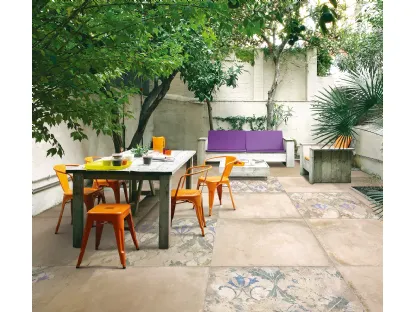 Piastrelle in gres effetto grunge con decori alternate a piastrelle in tinta unita per Outdoor Ilcottotagina di Tagina