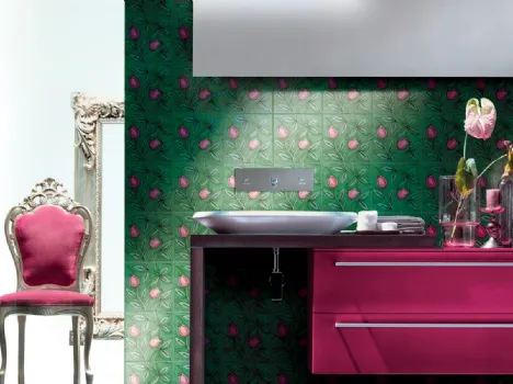 Piastrelle Neo Romantico Rampicante Rosa su fondo verde e bianco di De Maio