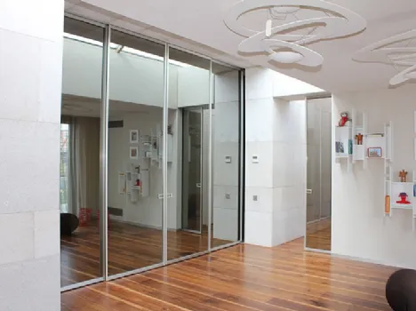 Porta scorrevole con telaio in alluminio Less di Movi