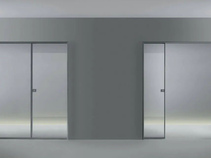 Porta scorrevole per interni Spin in Vetro riflettente chiaro con struttura in alluminio finitura Piombo di Rimadesio