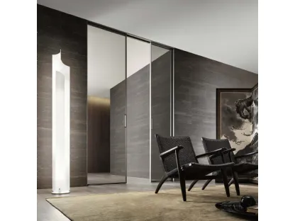 Porta per interni scorrevole Zen in vetro grigio trasparente con telaio in alluminio finitura Bronzo di Rimadesio