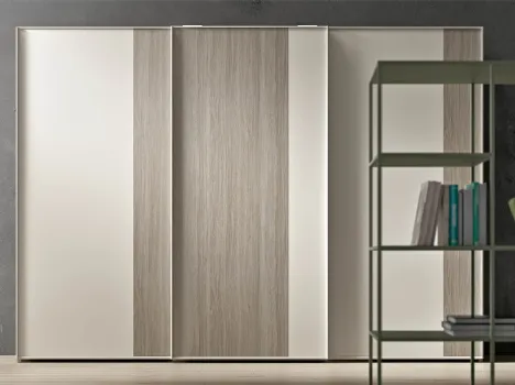 Armadio dal design raffinato in laccato opaco e melaminico Slim Scorrevole di Clever