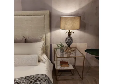 Comodino quadrato Clio con top in Cristallo e ripiano in Gres porcellanato White Stone, struttura in metallo finitura Antique Gold di Dialma Brown