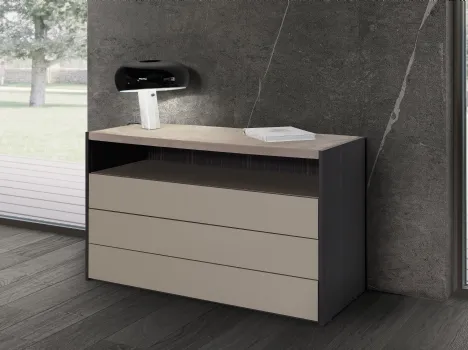 Comò Moscova in laccato opaco e legno con top rivestito in pelle di Conte