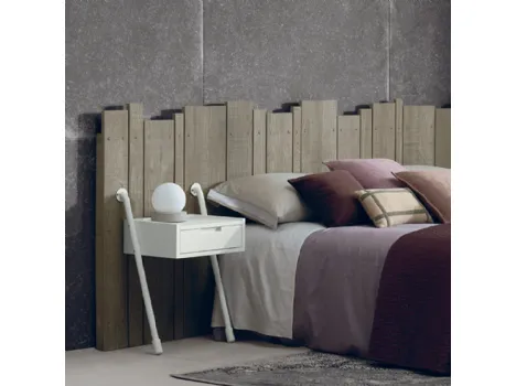 Comodino Edgar realizzato in microparticelle di legno e laccato con baguette laterali in metallo dello stesso colore di Dialma Brown