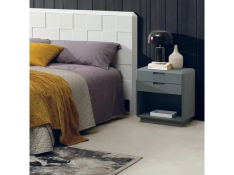 Comodino Henry realizzato in microparticelle di legno e laccato Ardesia di Dialma Brown