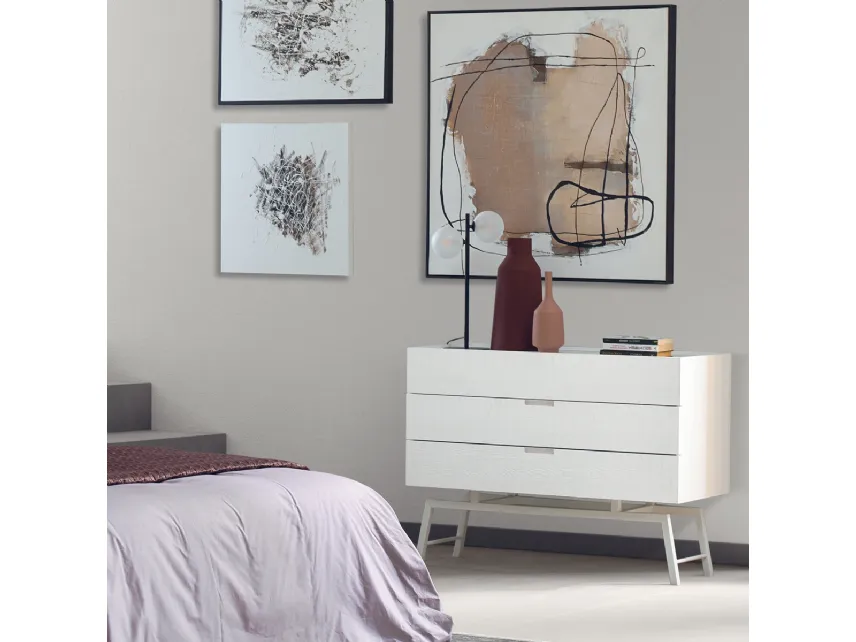 Comò Kubrik110 realizzato in legno laccato con base in metallo dello stesso colore di Dialma Brown